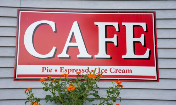 재스퍼 아칸소에서의 휴가 – 오자크 카페(Ozark Cafe)에서 전문 버거를 맛보세요