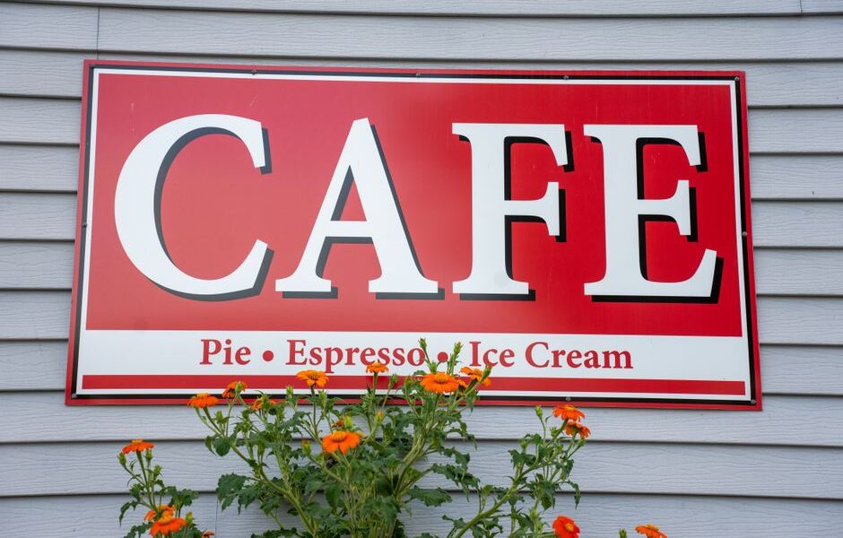 재스퍼 아칸소에서의 휴가 – 오자크 카페(Ozark Cafe)에서 전문 버거를 맛보세요