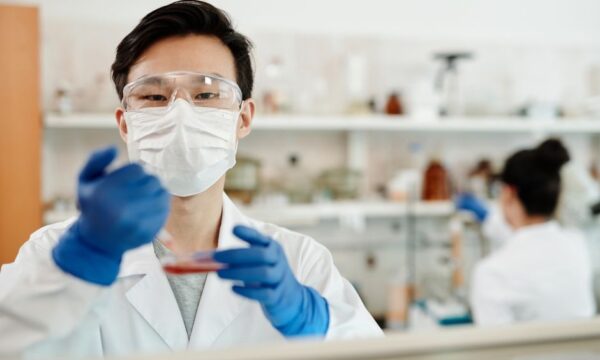 실험실 관리자는 실험에 대한 적절한 규제 표준을 유지해야 합니다.