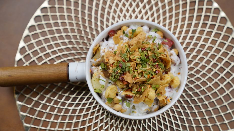베지 치킨 티카 포테이토 칩과 Chatpata Khatta Mitha 스낵을 맛보세요